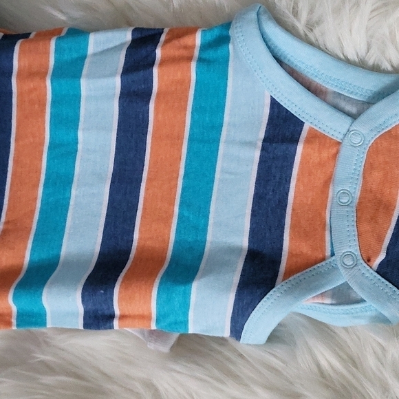 Dog Sport 3/6M outfit and KoalaBaby 0/3M 4 pack bodysuit bundle and bibs… - Picture 12 of 12